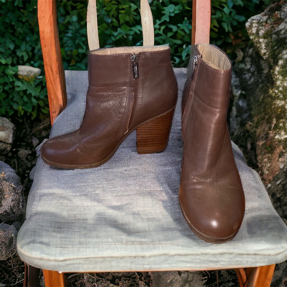 Kenneth Cole brown leather booties